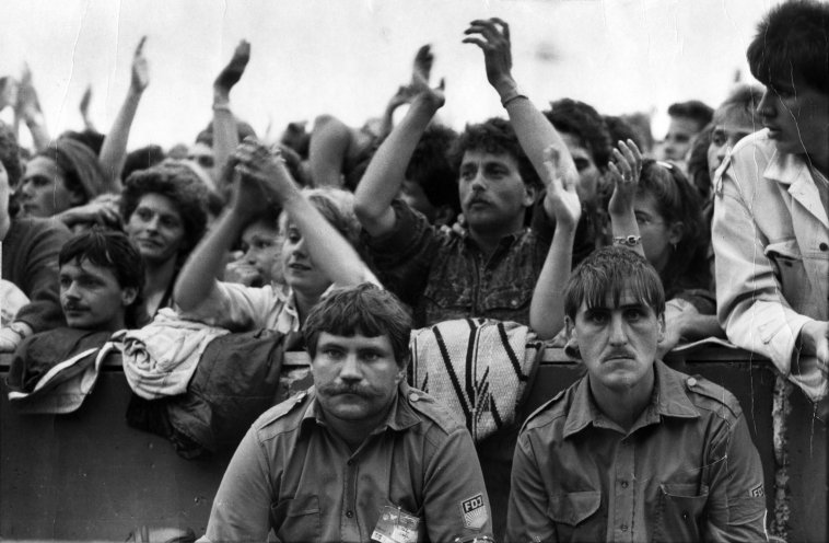 Gedämpfte Euphorie: FDJ-Ordner beim Konzert von Bruce Springsteen am 19. Juli 1988 auf dem Gelände der Radrennbahn in Berlin-Weißensee. Foto: Harald Hauswald/Ostkreuz
