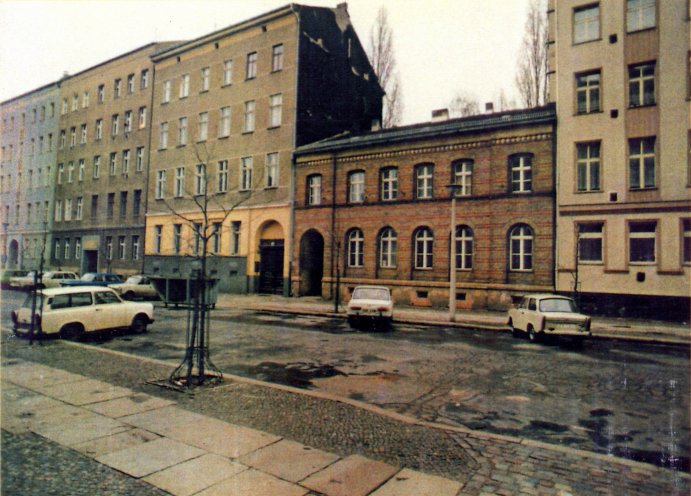 Berlin 1987, Observationsfoto des MfS, Griebenowstraße, Blick auf das Pfarrhaus indem sich die Umwelt-Bibliothek befindet. Quelle: BStU, MfS, Ast Berlin, Abt. XX 2740