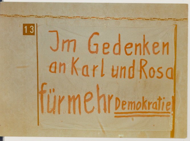Im Gedenken an Karl und Rosa für mehr Demokratie! Die Stasi verhaftet den 24 jährigen Erling Plaethe am 17. Januar 1988, weil er dieses  Transparent bei der Luxemburg-Liebknecht-Demonstration zeigen will. Quelle: BStU, MfS, HA IX, 10302, Bild 7