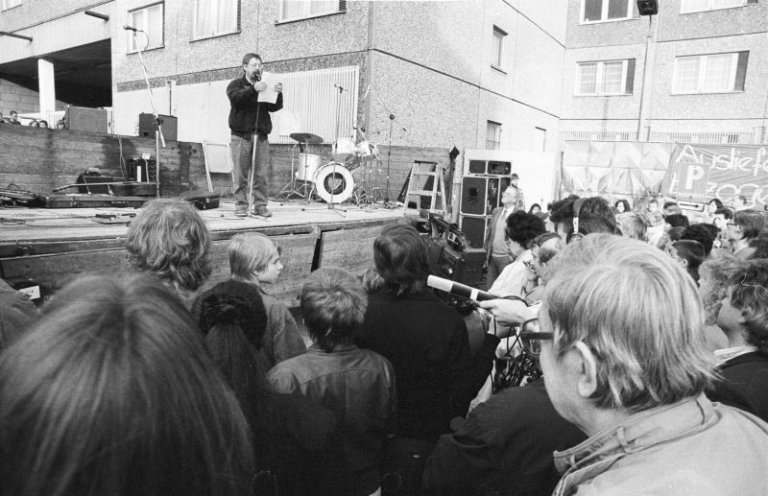 Bei der Mahnwache vor der ehemaligen Zentrale der Staatssicherheit versammeln sich Tausenden Menschen, die die Besetzerinnen und Besetzer in ihren Forderungen unterstützen. Am 9. September 1990 gibt der Liedermacher Wolf Biermann ein Konzert. Er ist...