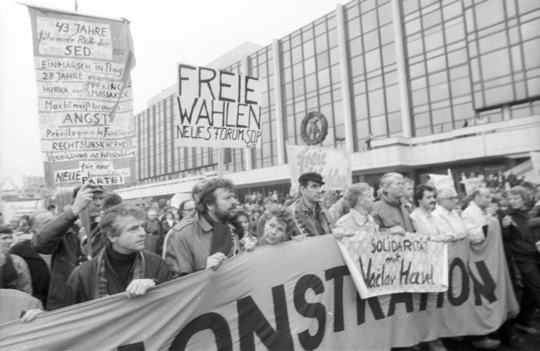 Am 4. November 1989 prangern Demonstranten in Ost-Berlin (im Bild) die SED wegen der Niederschlagung des Prager Frühlings 1968 an. Für die Parteiführung ist es hingegen ein Makel, dass die Sowjets die NVA nicht an der Besetzung der CSSR teilnehmen...