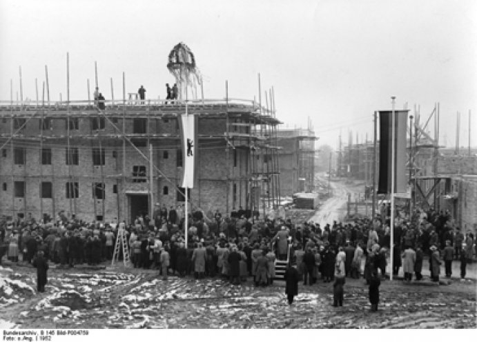 Richtfest des Notaufnahmelagers Berlin-Marienfelde 1952. Etwa 1,35 Millionen politische Flüchtlinge aus der DDR durchlaufen von 1953 bis 1990 das Notaufnahmelager in Berlin-Marienfelde. Hier werden sie untergebracht, mit dem Nötigsten versorgt und durchlaufen...
