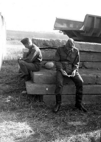 Sie lesen Herrnhuter Losungshefte: Bausoldaten während ihrer Armeezeit in Alteno bei Luckau.
