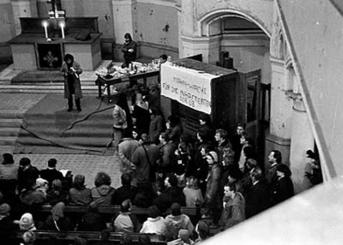 Am 25. November 1987 informiert Carlo Jordan in der Ostberliner Zionskirche über den nächtlichen Überfall des MfS auf Räume der Gemeinde. Im Namen der Mahnwache und der Umwelt-Bibliothek fordert er die sofortige Freilassung der verhafteten Mitarbeiter...