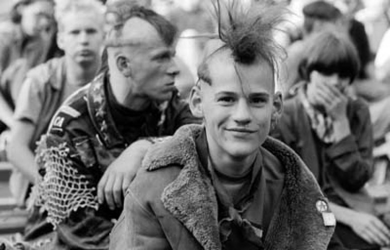 Punks bei einem Rockkonzert auf der Freilichtbühne in Berlin-Weißensee (1990). Foto: Harald Hauswald/OSTKREUZ