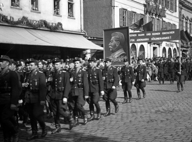 Parade mit Stalin-Transparent und Partei-Parolen zum 1. Mai 1956 in Ost-Berlin. Quelle: REGIERUNGonline/Flink