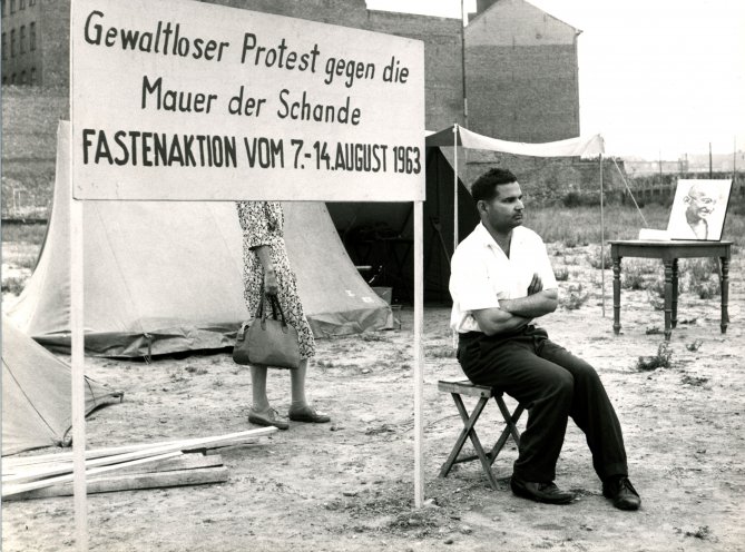 Hungerstreik für die "Mauer der Schande": Am 8. August 1963 beginnt der Inder Zutshi an der Westberliner Prinzenstraße – nahe der Mauer – eine einwöchige Fastenaktion. Damit will er die Menschen hinter der Mauer moralisch unterstützen. Quelle:...