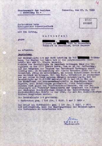Haftbefehl gegen den 18-jährigen Lehrling aus Neu-Gülze. Am 6. Februar 1969 verurteilt ihn das Bezirksgericht Schwerin zu einer Freiheitsstrafe von 20 Monaten. Im April 1969 wird die Freiheitsstrafe zu einer Bewährungszeit von zwei Jahren ausgesetzt....