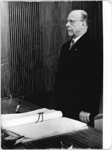 Während eines Staatsaktes unterzeichnet am 8. April 1968 der DDR-Staats- und Parteichef Walter Ulbricht die neue Verfassung der DDR.