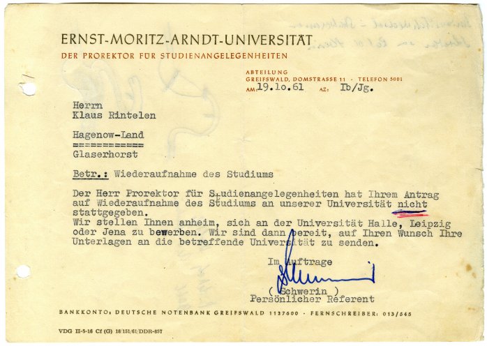 Klarer Fall für die Stasi: Der Student Klaus Rintelen ist der „Rädelsführer“ der Proteste. Während die aus der Aula strömenden Studenten verhaftet werden, gelingt ihm durch einen Hinterausgang die Flucht. Einige Tage später wird auch er verhaftet...