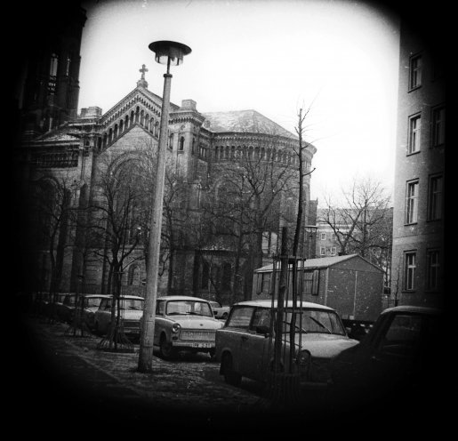 Die Zionskirche in Ost-Berlin – Observationsfoto der Stasi vom 4. März 1987.Quelle: BStU, MfS,  Ast. Berlin, Abt. XX 2748