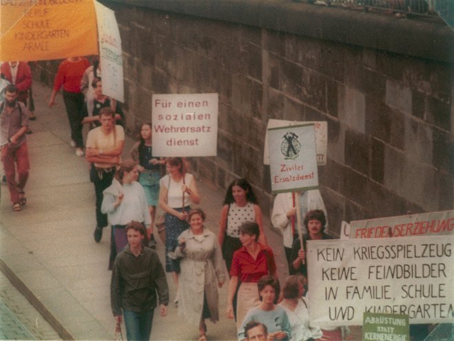 Die Stasi observiert die Teilnehmer der Abschlusskundgebung des Olof-Palme-Friedensmarsches am 18. September 1987 in Dresden. Quelle: BStU, MfS, BV Ddn. 7634/Fo