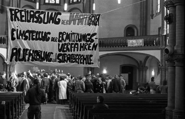 Versammlung am 8. Oktober 1989 in der Gethsemanekirche nach den Ausschreitungen in der vergangenen Nacht. Quelle: Robert-Havemann-Gesellschaft/Rolf Zöllner