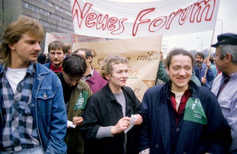 Die Gründungsmitglieder des Neuen Forums, Bärbel Bohley (Mitte) und Jutta Seidel (r.), während der Demonstration am 4. November 1989. Quelle: Archiv StAufarb, Bestand Klaus Mehner, 89_1104_POL-Demo_53