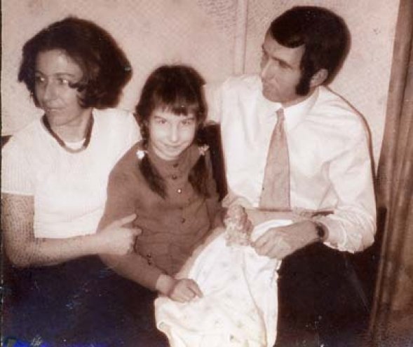 Johanna Kalex mit ihren Eltern 1972. Quelle: Privatarchiv