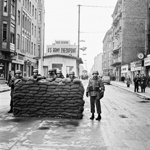 Stützpunkt der Amerikaner vor der Mauer am Checkpoint Charlie in der Friedrichstraße/Ecke Zimmerstraße im Dezember 1961. Quelle: REGIERUNGonline/Klaus Schütz