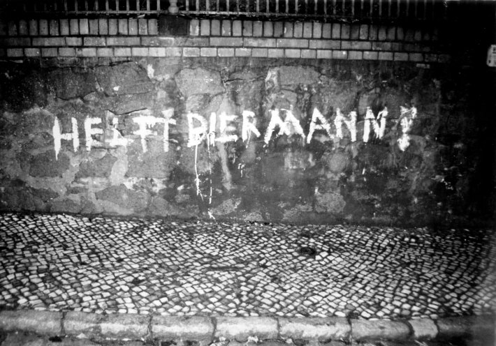 Am 25. November 1976 entdeckt und fotografiert die Stasi „Helft Biermann!“ in der Wittekindstraße in Halle. Quelle: BStU, MfS, A.Op. 2482/77, Bd. I, Bl. 117.