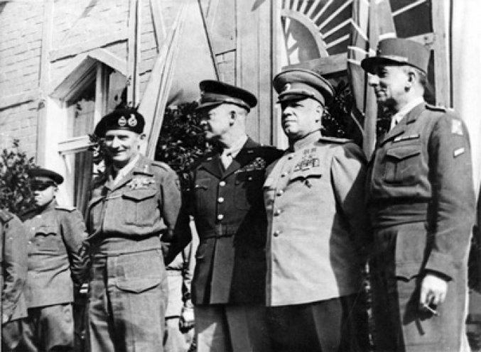Berlin, 5. Juni 1945: Die Oberbefehlshaber der vier Besatzungsmächte treffen sich zur ersten Sitzung des Alliierten Kontrollrats. Sie verabschieden vier Dokumente:
- Erklärung in Anbetracht der Niederlage Deutschlands,
- Feststellung über die...