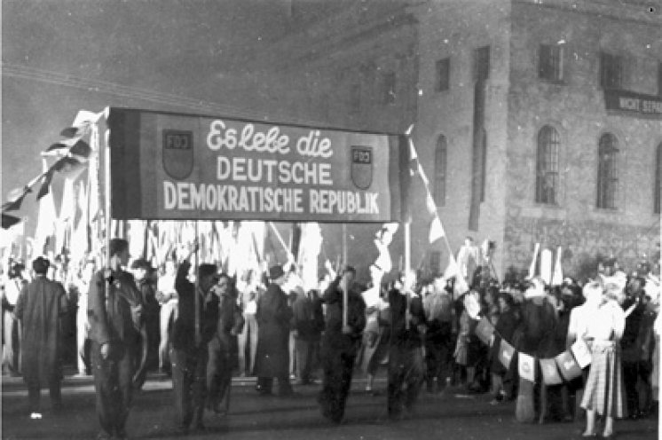 Wie bei den Nazis: Anlässlich der DDR-Gründung inszeniert die FDJ am Abend des 11. Oktober 1949 einen gewaltigen Fackelzug im Zentrum Berlins und bejubelt die provisorische Regierung der DDR. Dabei stört es SED- und FDJ-Führung nicht, dass dieser...