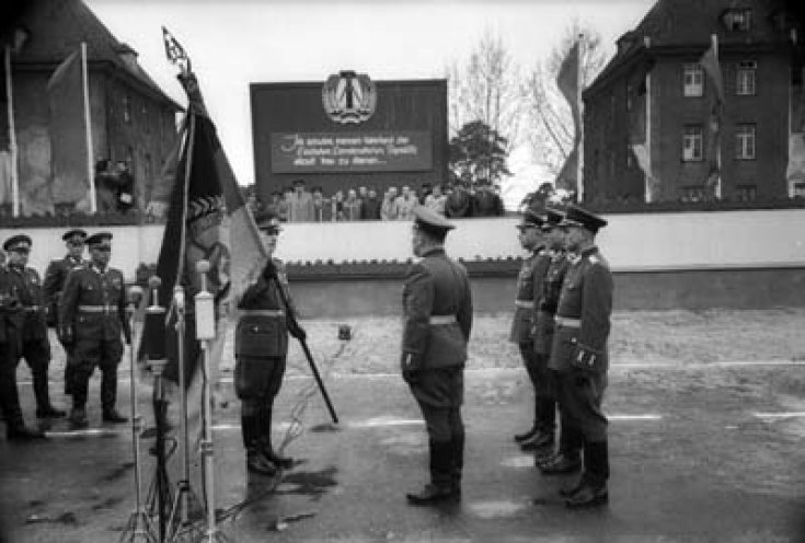Das Erste Regiment der Nationalen Volksarmee der DDR wird am 30. April 1956 vereidigt.