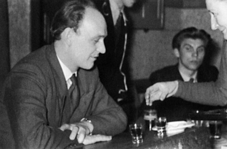 Zusammen mit Direktor Georg Schwerz und Werner Mogel (FDJ-Sekretär) verhört der ehemalige Direktor der Kurt-Scheffel-Oberschule Hans Mehling, als Vertreter des Kreisschulamtes Beeskow, die Schüler. Hans Mehling 1955.