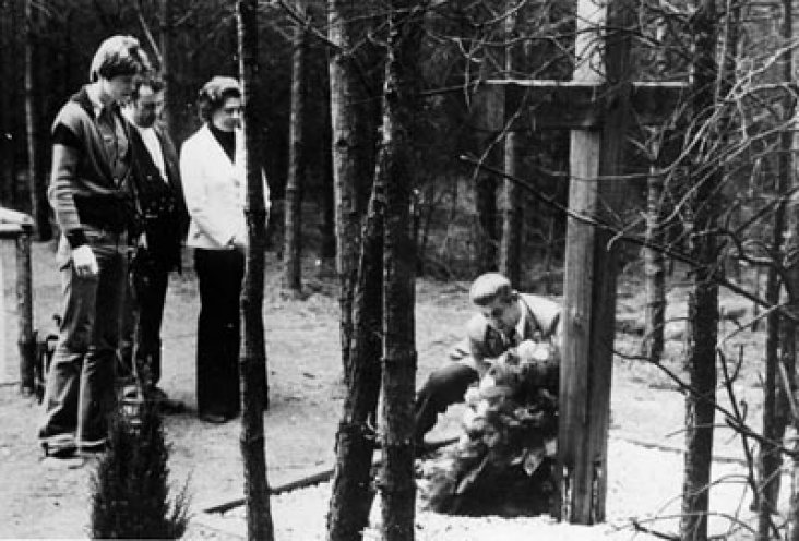 Ein Jahr nach den Todesschüssen: An jener Stelle, an der Michael Gartenschläger am 30. April 1976 beim Versuch, Selbstschussanlagen zu demontieren, von DDR-Grenzsoldaten gezielt erschossen wird, ist ein Mahnkreuz errichtet worden. Erich Dankschat und...