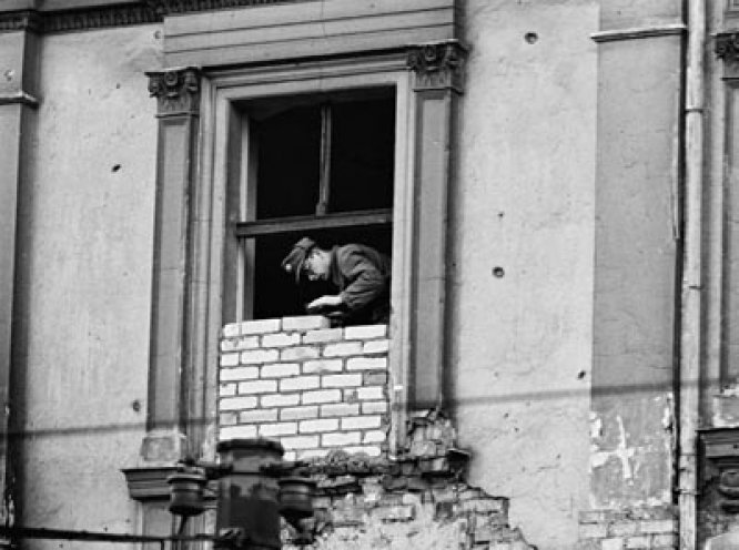 Berlin-Wedding, 14. August 1961: Um die Flucht in den Westen zu verhindern, werden in einem Haus in der Bernauer Straße die Fenster zugemauert.