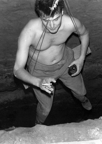 Der Fluchthelfer Wolfgang Fuchs bei einer Verschnaufpause im Schacht des Fluchttunnels von der Bernauer Straße 97 zur Strelitzer Straße 55. Am 3. und 4. Oktober 1964 können durch den Tunnel 57 Menschen nach West-Berlin flüchten. Am 5. Oktober 1964...