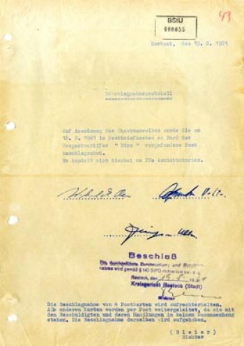 Die von Dietrich Gerloff geschriebenen Ausflugsgrüße kommen nie bei Heidi in West-Berlin an. Im Bild: das Beschlagnahmeprotokoll der Postkarte.
