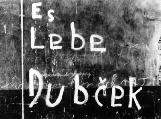 Die blutige Niederschlagung des Prager Frühlings im August 1968 erschüttert in vielen Menschen den Glauben an einen demokratischen Sozialismus tief. In der DDR kommt es zu spontanen Solidaritätsbekundungen mit den von Alexander Dubcek eingeleiteten...