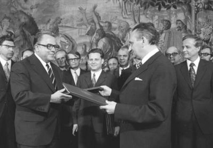 Am 21. Dezember 1972 tauschen der Bundesminister für Besondere Aufgaben Egon Bahr (rechts) und der DDR-Staatssekretär Michael Kohl im Bonner Palais Schaumburg die Noten des Grundlagenvertrags zwischen der Bundesrepublik und der DDR aus.