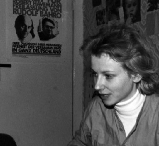 Die Kindergärtnerin Kerstin Graf (22) stellt für eine Veranstaltung ihre Biermann-Schallplatten zur Verfügung. Wegen ihrer Kontakte zu Robert Havemann und seiner Tochter Sybille steht sie im Visier der Stasi.