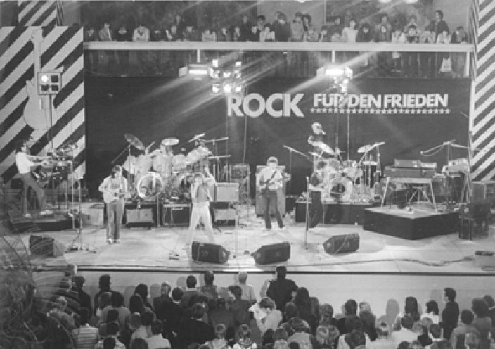 1982 initiiert die FDJ das erste große Konzert der Reihe „Rock für den Frieden“, bei der später auch ausgesuchte West-Musiker auftreten dürfen. Auftakt zum Konzert "Rock für den Frieden" am 28. Januar 1983 im Palast der Republik in Ost-Berlin.