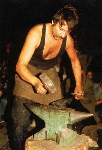 Am 24. September 1983 kommt es im Rahmen eines Kirchentages in Wittenberg im Lutherhof vor 2000 Zuschauern zu einer spektakulären Aktion des Friedenskreises Wittenberg. Der Schmied Stefan Nau schmiedet mit Hammer und Amboss ein Schwert in ein Winzermesser...