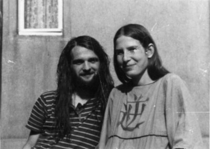 Roman und Johanna Kalex in der Adolfstr. 9 in Dresden. In dem Fenster im Hintergrund installiert das MfS eine Infrarotkamera, um die Besucher der Familie Kalex zu observieren.