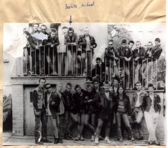 Ende 1980 trifft sich in Berlin-Pankow der Großteil der Ostberliner Punks im Grabbe-Club.