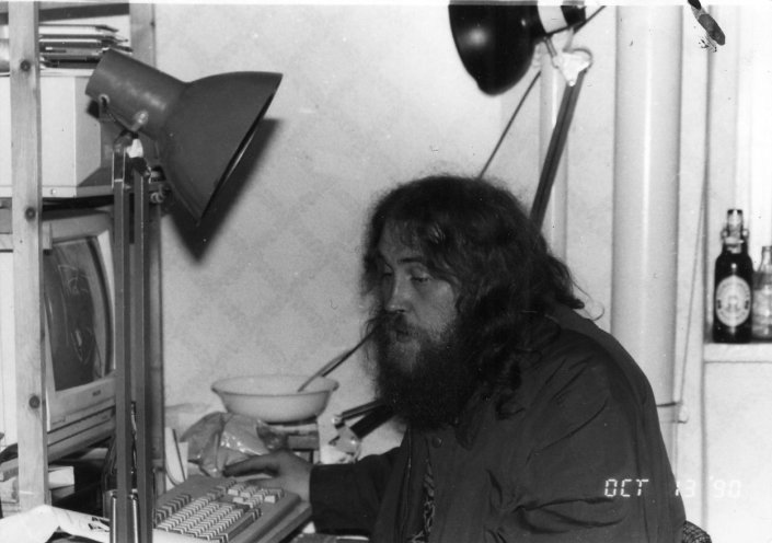 Oppositionelle Redaktionsarbeit in der Umwelt-Bibliothek: Wolfgang Rüddenklau im Oktober 1990. Quelle: Robert-Havemann-Gesellschaft