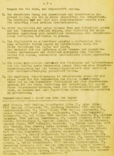 1985 wird von der UNO zum Jahr der Jugend erklärt. Und so schreibt die Friedensbewegung der DDR im Januar 1985 einen Brief an die Regierung der DDR. Darin unterbreitet sie Erich Honecker sieben Vorschläge zur Veränderung der Jugendpolitik. Zu den Erstunterzeichnern...