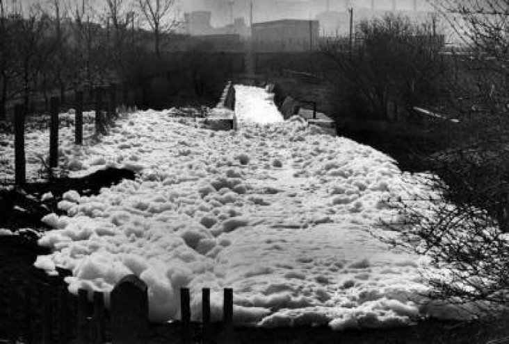 Keine Laubenpieperidylle: Ein Abwasserkanal des Chemiewerks Buna fließt durch die Kleingartenanlage Kotbetha (März 1990).
