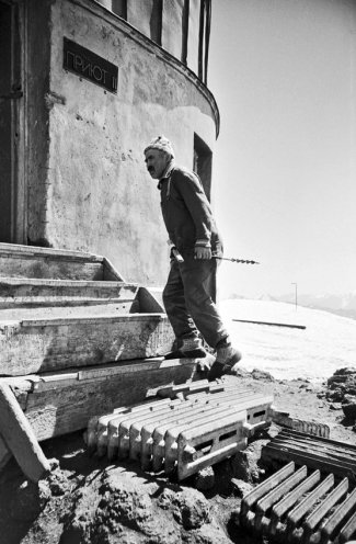 1988. Die legendäre Prijut 11, das Basislager vor der Besteigung des Elbrus (5.642 m), mit einer besonderen Methode, um Schnee abzusteifen.