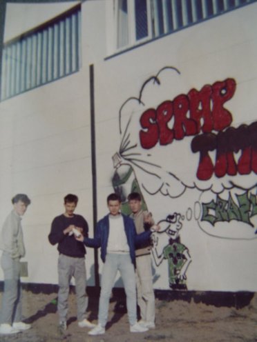 Spray Time: ein Graffiti erregt die Aufmerksamkeit der Rostocker Staatssicherheit.