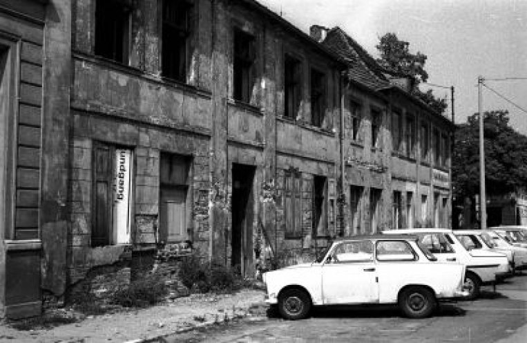 Die Kamera haben sie von Roland Jahn aus West-Berlin: Aram Radomski und Siegbert Schefke dokumentieren den Städtezerfall in der DDR.