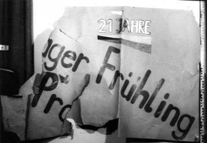 „21 Jahre Prager Frühling“: Stefan Eisenblätter und seine Freunde Carsten Kunze und Ralf Siebdraht erinnern mit diesem Plakat an die Niederschlagung des Prager Frühlings 1968 durch Truppen des Warschauer Vertrags. Sie überkleben damit ein Fernstraßenschild...