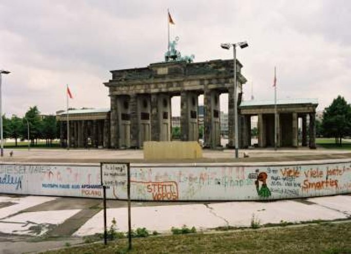 Die Berliner Mauer am Brandenburger Tor ist das traurige Symbol für den Kalten Krieg und die Teilung Deutschlands und Berlins.
