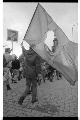 In Ost-Berlin protestieren am 23. Dezember 1989 Hunderte Menschen mit einem Demonstrationszug vom Alexanderplatz zum Brandenburger Tor gegen den brutalen Einsatz von Militär und Sicherheitskräften in Rumänien. Sie fordern die Gewährleistung der elementaren...
