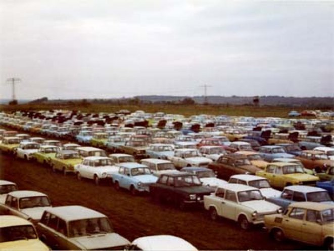 Tausende DDR-Bürger flüchten im Sommer 1989 über die grüne Grenze von Ungarn in den Westen. Dabei lassen sie alles zurück, sogar ihre vielgeliebten Autos, auf die sie mitunter mehr als 15 Jahre warten mussten. Im Oktober 1989 überführt der Staatssicherheitsdienst...