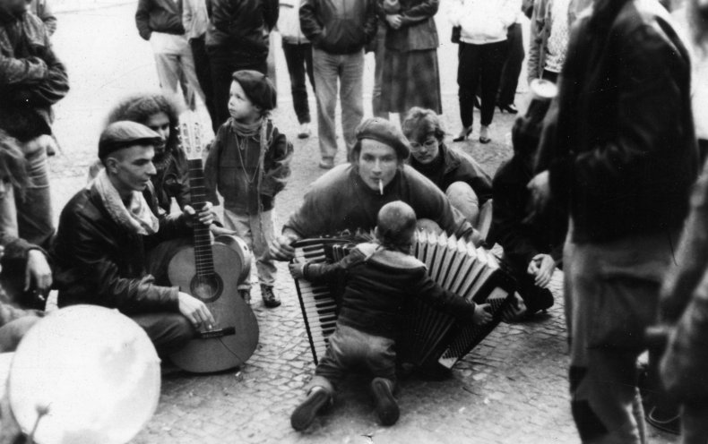 Oktober 1989, Abschlussfest der erfolgreichen Mahnwache für die Freilassung der politisch Inhaftierten. Quelle: Robert-Havemann-Gesellschaft