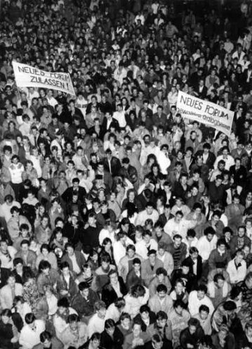 „Neues Forum zulassen!“ Nach einer Demo durch die Innenstadt von Rostock versammeln sich am 29. Oktober circa 2.000 Bürger vor dem Rathaus und führen einen Dialog mit dem Oberbürgermeister.