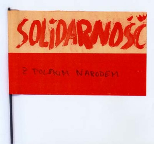 Dieses Solidarnosc-Fähnchen hat Roland Jahn an seinem Fahrrad hängen (1982). Wochenlang fährt Roland Jahn mit dem Fähnchen an seinem Fahrrad durch Jena. Am 1. September 1982 um 7.10 Uhr, wird er verhaftet.