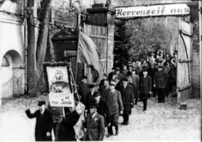 „Junkerland in Bauernhand“: Am 11. September 1945 wird das Land des ehemaligen Ritterguts Helfenberg bei Dresden unter den Bauern der umliegenden Gemeinden aufgeteilt. Das nennen die Machthaber in der SBZ die „Demokratische Bodenreform“. Grundbesitz...